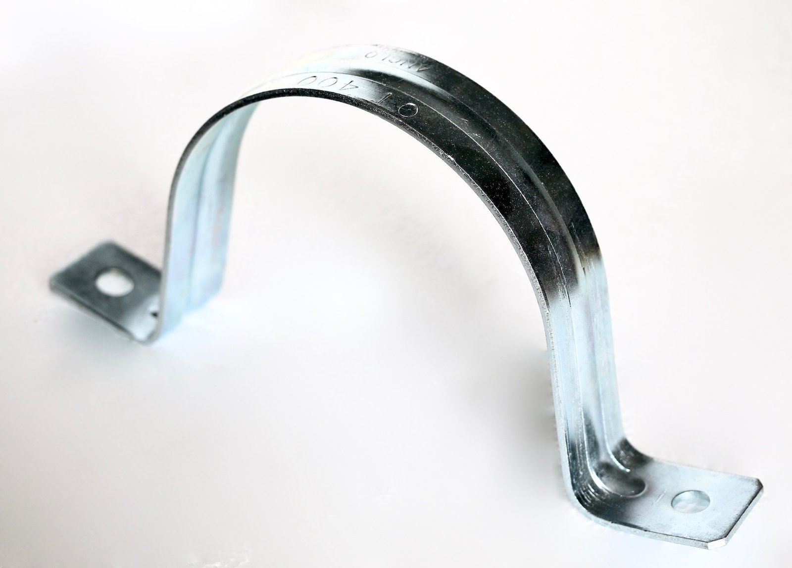 Abrazadera omega laminada para tubería