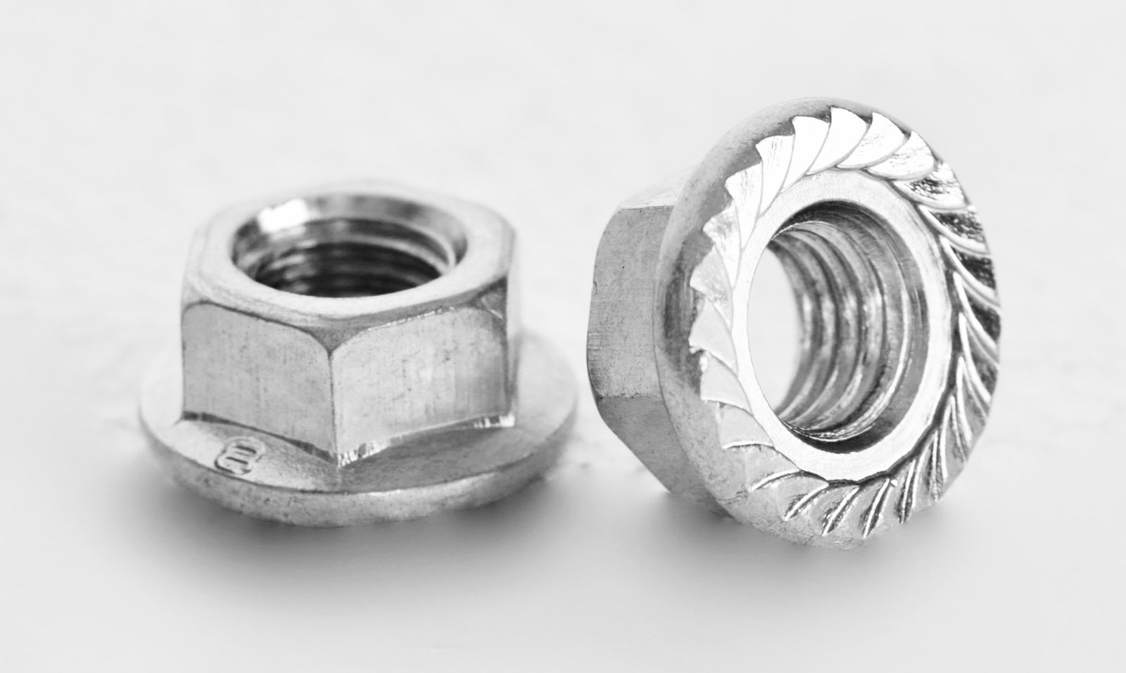 Tuerca hexagonal con flange aserrada rosca NC